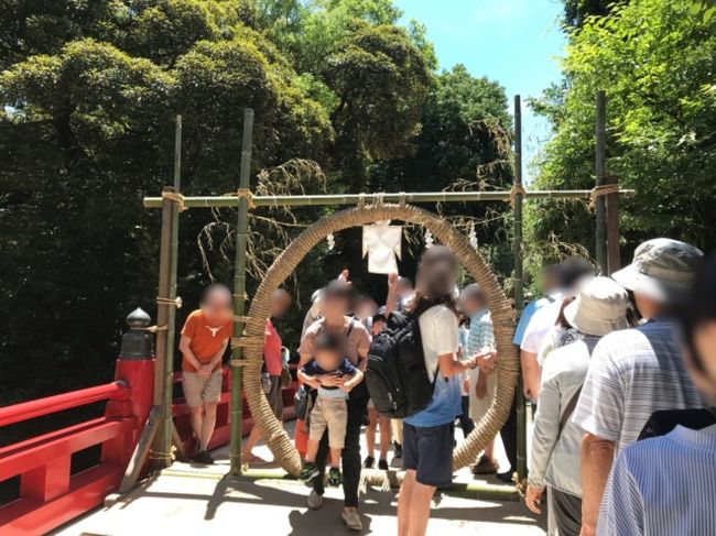 大宮にある氷川神社の茅の輪くぐりをしてきました。<br />神事の前の時間帯に行きましたが、土曜だったせいか茅の輪くぐりをする列ができていました。