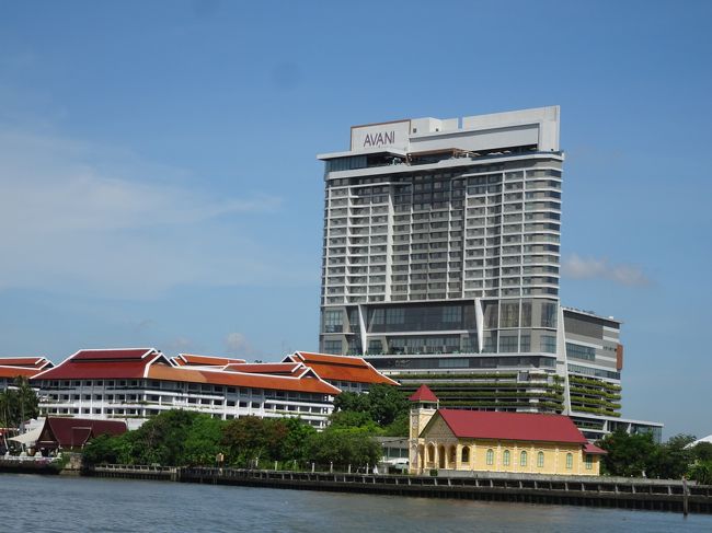 ホテルはアナンタラ リバーサイド バンコク リゾート(Anantara Riverside Bangkok Resort)<br />定宿です<br />マンダリン時代からの宿でお気に入り<br /><br />お気に入りの理由は、<br />1．シティーにある割にはリゾート感がある（まあリバーサイドなのでシティーといえるかどうか)<br />2．リバーサイドでのどか<br />3．BTSには渡し船が直結しているので交通費も出費が多いわけではない<br />4．部屋の使い勝手が良い→今年はプールヴュー・デラックス・ジュニア・スイート<br />5．昨年来リノベーション終了に伴い美味しい朝食が安定的に食べられる→今回はここが残念になっていた<br />6．プールがバンコク一でかい<br />7．スタッフの対応が良い<br />8．妙に相性がいい→朝食改悪のせいでここも微妙に<br />詳細はホテルの口コミを見てもらうとして<br /><br />リノベーションは部屋の模様替えやベット等の置き換え可能な部分に留まる。<br />当然ファニチャーの更新で使い勝手は良いし清潔感はあるので良いと思う。<br />部屋に関しては数年前より順次リノベーションして全面的にリノベーションは終わった模様<br />ここ数年泊まった感じでは、どの部屋も使いが手は良い<br />但し抜本的に手を入れて欲しい<br />・シャワールームのリーキング：全ての部屋でじゃじゃ漏れ<br />・窓の防音性向上：上位クラスの部屋であるリバーサイドの方が往来する船の騒音を早朝から感じる<br />・施設全体のユーテリティー(特に水回り)の老朽化対策：敏感肌にはかなりきついかも<br />はこれからなのか　しないのかはわからない<br /><br />部屋はプールヴュー・デラックス・ジュニア・スイート<br />一昨年デラックス・ジュニア・スイートに宿泊したが部屋の雰囲気が結構違った。<br />違和感が有ったのがトイレかな　デラックス・ルームと違い別部屋になっていたので連れが風呂に入っていても出入りは出来たのだが今回の部屋のトイレの造りは一緒<br />大きく違うのはビジネスデスクが別部屋(入り口脇)なのだが　充電等の荷物置き場に使っていたのだが使い勝手としては若干不便<br />部屋の構造上部屋の半分に窓があり採光的にはとても開放感のある部屋だった。<br /><br /><br />朝食は、残念ながら南国系フルーツをその場でカットするライブキッチンが無くなった上、南国フルーツが全く無くなっていた。<br />また、パンコーナーにあった、生クリーム、バニラソースも無くなっていた(無理やりに頼んだが)<br />火が入る朝食コーナーのバリエーションは素晴らしいが個人的に食べたいものが減ったので次回からは朝食付きの宿泊をやめるか、そもそも宿泊先を変えるかどちらかかな<br /><br />アナンタラに直接関係ないものの　裏手にあったショッピングモールも昨年より入店店舗が増えたように思う。<br />1Fから3Fまでは新しいショッピングモール<br />レストランも増えて、わざわざ出かけなくても食事などを済ませられるレベルに<br />また地元価格なのも安心する<br />上記通り仮にこのホテルを選択するとして、南国フルーツが食べられることが復活しなければ朝食無しの宿泊プランにしてこちらを利用するかも<br />フルーツはスーパーでとんでもなく安く手に入るのでそちらでも十分<br />切ったりするのが面倒くさいくらいかな<br /><br />プールはご存知の通りバンコク1大きく素敵だと思っている<br />特に早朝到着便のため6:30～9:00まで長時間2度寝？(朝寝？)させてもらっている。<br />着替えはフィットネスクラブででき、且つ着替え時にシャワーを浴びれるのでこれはこれで気に入っている。<br />今年はレイトチェックアウトが出来なかったのでフィットネスクラブの更衣室とシャワールームをフル活用した。<br /><br />昨年から部屋に備え付けているスマフォは、後ほど記載しますがSIMフリースマフォを購入したので役目が少なくなった<br />まあ連れが迷子になる、はぐれる、別行動をする以外は不要であった<br />一応ハンディーという　ホテル客室専用スマフォについては<br />1．普通のスマフォ<br />2．wifi無料(ホテル内　市街地いずれも)<br />3．携帯電話無料(なんと日本への国際電話も！)<br />4．テザリングもできる(もちろん無料)<br />なので部屋にチェックインさえできれば使用可能なので<br />あえてレンタルの携帯やwifiを借りる必要がない<br />チェックインからチェックアウトまで同一電話番号<br />人が変わると電話番号も変わるので便利<br /><br />今回特に気になったのは音かな<br />窓のリノベーションは手を付けてないので防音性が極端に低い<br />リバーサイドゆえの欠点だが、往来船舶の音が早朝特に気になる<br />カーテンがかなり防音効果高いのでなるべくきっちり閉めることをお勧めする。