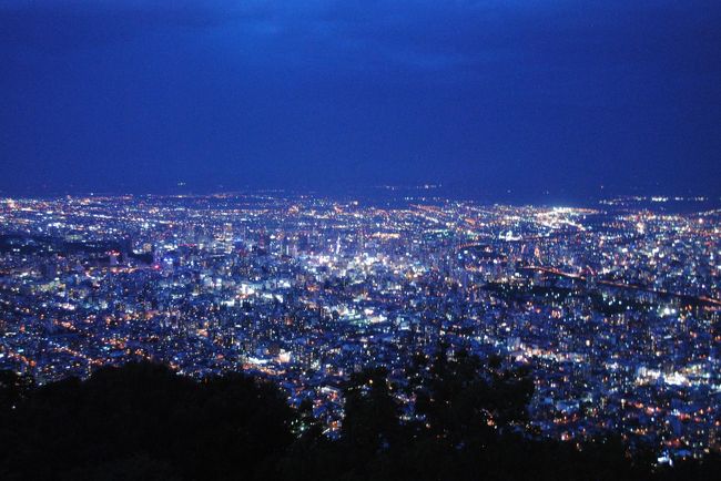 札幌の市電(路面電車)に乗って、もいわ山のロープウェイに向かいます。<br />もいわ山は札幌と言う都会にある標高５３１ｍの山。<br />展望台から札幌の夜景を楽しみました。