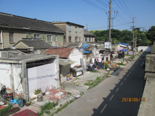 前回訪問してから２年、再開発で更地になっているかと思ったら、当時のままの古い住宅が残っています。男の天国は有りません。古びて傷んだ住宅に多くの人が住んでいました。引っ越しの条件が折り合わないのでしょうか？男の天国の人々は何処へ行ったのでしょうか？ネットで調べると分散して、一般住宅の中で目立たないように営業を続けているらしい。<br />中国では禁止されています。特に日本人には厳しいです。