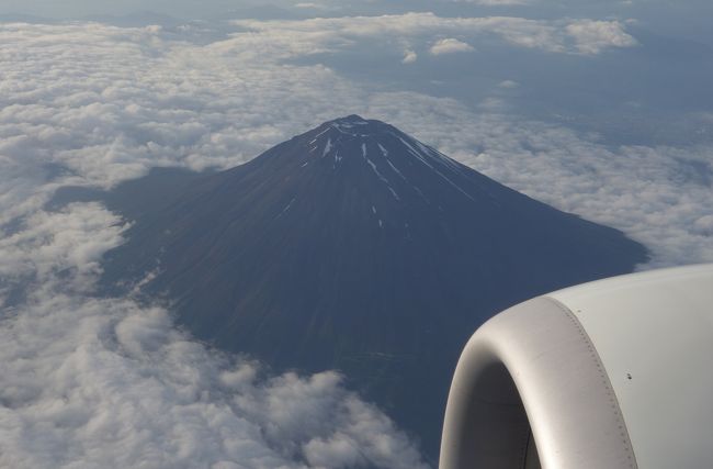 成田発中部空港への便。17:05発。右側の窓から富士山がよく見えました。