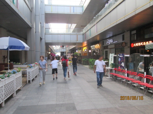 上海の宝山万達広場・屋外飲食店街（宝山金街）