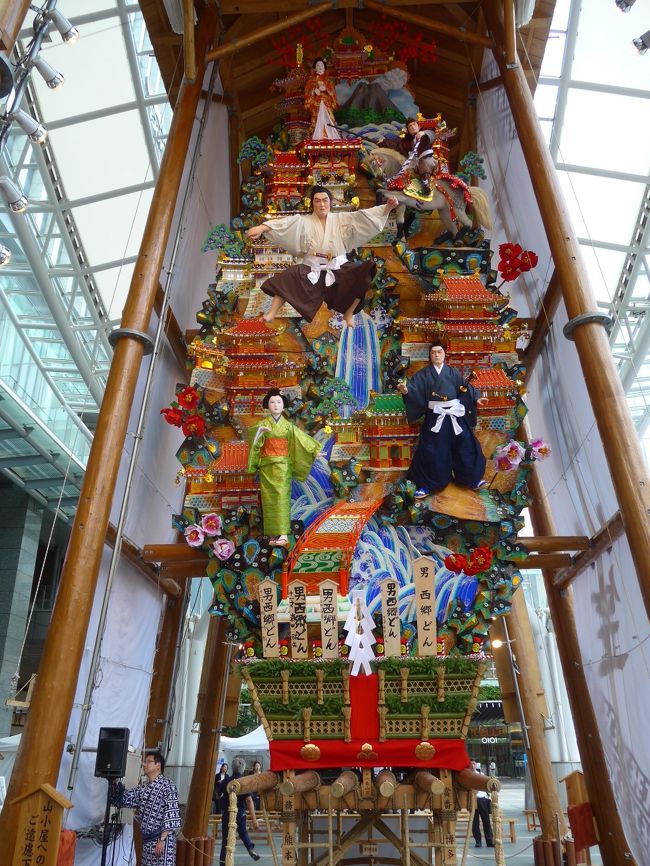 毎年恒例の博多祇園山笠が7月1日よりスタートしていつもの博多駅前広場に常設の飾り山笠が展示されていました。<br />お昼と夜の展示風景を撮影しました。<br />今年のテーマは「表 男 西郷(せご)どん」と「見送り ゴリパラ 見聞録」です。<br />高さもありとても見ごたえがあります。<br />7月15日の追い山までお祭りモードが段々と高まって行く博多の街でした。<br />夜は名物の「鉄なべ 餃子」に行ってきました。<br />その詳細は写真でコメントします。