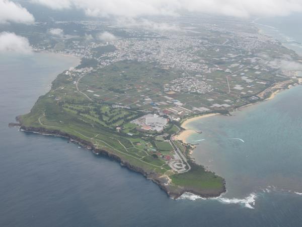 羽田空港からはJALファーストクラスで那覇空港へ快適な空の旅。列島に停滞している前線の影響で多少揺れたものの、雲の切れ間から眺める景色は空旅ならでは。おいしい機内食を頂いて無事に那覇空港に到着です。<br />