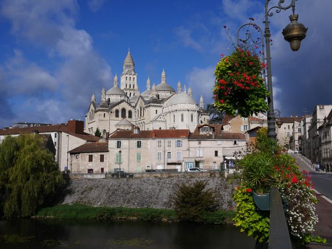 フォアグラが大好物の私たちは、フォアグラの町ペリグー（Perigueux）にランチを食べに行きました。<br />そこまで観光客の来ない小さな町ペリグーの旧市街地は、派手な観光地化をしていないので、その当時の雰囲気を味わうことができました。小さなエリアですが、ここの旧市街地は見応えあります。<br />カトリック教会の司教座が置かれる街でもあり、教会も見応え最高です。