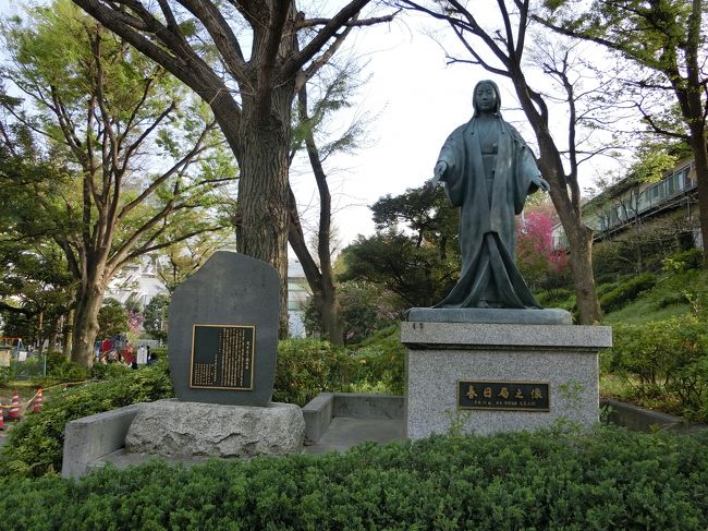 「礫川公園（れきせんこうえん）」は「小石川陸軍工科学校跡地」に「昭和３９年（１９６４年）」に造成された「区民公園」です。<br /><br />写真は「春日通り側出口」に建つ「地名の由来」となった「春日局の銅像」です。<br /><br />