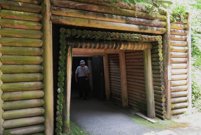 石見銀山見学の紹介です。『龍源寺間歩』の坑道の中を見学することができました。石見銀山街歩きマップの『銀山ゾーン』の中には、間歩のほか、信仰を集めた山の神の神社、精錬所跡や、集落跡などが残されていました。