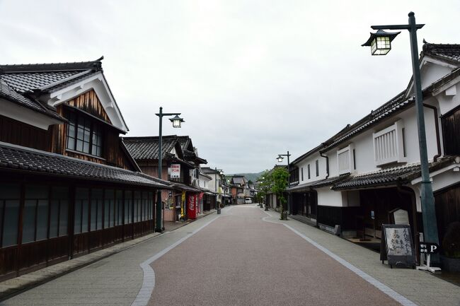 旅の行程<br />5月 8日 肥前浜宿、塩田津<br />5月 9日 有田内山、大川内山、佐賀柳町<br />5月10日 黒木、八女福島<br /><br />佐賀県嬉野市塩田町は、江戸時代前期には小倉から佐賀を抜けて長崎へと続く長崎街道の宿場町だったところで、町の中央部を流れる塩田川には、有明海の潮の干満の差を利用して多くの船が行き交い、「塩田津」と呼ばれた川湊は物資の集散地としても発展しました。<br /><br />天草から運ばれてきた陶石はここで荷揚げされて有田町、伊万里市、波佐見町(長崎県)の窯場へ送られ、また、帰りの船には米や陶磁器などを積んで大阪方面へ運ばれて行ったと言われ、「塩田津」には廻船問屋や商家が建ち並び、大いに賑わいました。<br /><br />ところが、「暴れ川」と呼ばれるほど氾濫が度重なった塩田川を避けるため、享保年間(1716年~1736年)に、長崎街道は嬉野から塚崎(武雄)へ迂回するルートが確立され、さらに長崎街道の脇街道として多良海道(多良往還)も整備されたため、次第に宿場町としての重要性が薄れていきました。<br /><br />しかし、その後も川湊として重要な役割を果たしていた「塩田津」はますます活況を呈するところとなり、長崎街道沿いに外壁を漆喰で塗籠めた居蔵造りの廻船問屋や商家が建ち並ぶ、見応えのある町並みが形成されました。