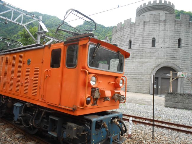 黒部渓谷トロッコ電車と立山黒部アルペンルートの旅に出かけました。<br />一日目は黒部渓谷鉄道宇奈月駅からトロッコ電車で鐘釣駅まで乗車。<br />散策後、宇奈月温泉駅までの往復の旅。<br /><br />宿泊は長野県白馬村「和田野の森」のホテル。<br />白馬八方尾根スキー場の北東側の山麓の林の中に、デザインを凝らしたホテル、ペンション、レストラン、ギャラリーなどがゆったり点在している、とても素敵なところでした。