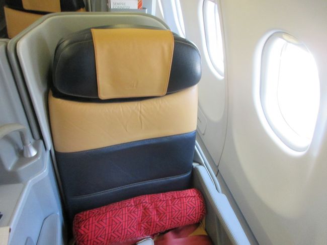 カイロで、カイロからトロントへのビジネスクラスの往復航空券が11万円という安さだったので、ポチっと購入しまいた。倒産が心配でしたが、なかなかのサービスで満足いくフライトでした。