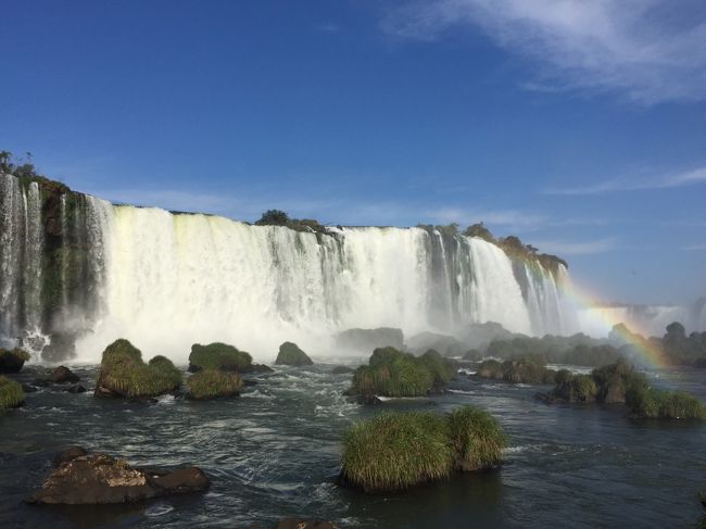 リオデジャネイロからイグアスの滝に移動してブラジル側と翌日にアルゼンチン側を見学。ブラジルとアルゼンチンからの見られる滝の風景がまったく違いそれぞれの滝の表情を見ることができた。<br />北米のナイアガラ、アフリカのヴィクトリアと並ぶ世界三大瀑布のひとつ。滝幅は４ｋｍ、最大落差８０ｍ、毎秒６５００トンの水量を誇る。うなるような水のとどろき、光によって色彩を変える滝の表情。絶え間ない振動…