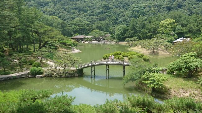 ２日目は香川県に行きました。<br />主に讃岐うどんを食べ巡ることがメインです。<br />また、高松市の栗林公園や銭形砂絵も見に行きました。<br /><br />ちなみに、１日目・徳島編はこちら↓<br />https://4travel.jp/travelogue/11375518<br /><br />１日目・高知編はこちら↓<br />https://4travel.jp/travelogue/11376704