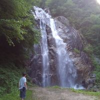 ドローン持参で長野で車中泊 （５/８）不動滝のしぶきを浴びて、松川温泉の湯に浸かり、花の里いいじまで車中泊