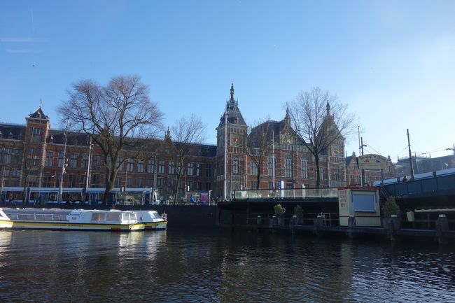 ヨーロッパ美術館巡り　―ベルギー・オランダ7日間の旅―<br /><br />2018年3月初めに仕事の合間をやっとこじ開けて７泊８日のベルギー・オランダ旅行に行ってきました。5年生になると暇がないという薬学部4年の息子を誘って親子二人旅です。ベルギー・オランダは家内のがんが再発して元気なうちにと2015年のクリスマスマーケットをめぐるツァーに申し込んでいたのですが、直前に家内が盲腸になってドタキャン。その後、2016年のルルドへの巡礼旅のあと1年で亡くなってしまったので、今回は息子と二人慰霊の旅です。<br />仙台での仕事を終え新幹線で帰宅（東北の地方都市です）、自宅から夜の高速を車で成田の日航ホテル成田へ。<br />１日目、全日空NH231便でブリュッセル国際空港へ。翌日のタリスに乗車するためにブリュッセル南駅直結のホテルプルマン泊。<br />２日目、ブリュッセル南駅から高速列車タリスでアムステルダムへ。アムステルダム国立美術館、ゴッホ美術館を回り、ホテルピューリッツァー泊。<br />３日目、オランダ国鉄でハーグへ移動しマウリッツハイス美術館、ロッテルダム乗り換えタリスでブリュッセルへ帰着。ホテルプルマン泊。<br />４日目、ブリュッセル南駅からユーロスターでロンドン、大英博物館、日帰りコース。ホテルプルマン泊。<br />５日目、専用車でアントワープ、ブリュージュ、ゲント観光、ホテルヒルトングランパレス移動。<br />６日目、ブリュッセル市内ぶらぶら、王立美術館、ヒルトン泊。<br />７日目、ホテルをチェックアウト、専用車でアルデンヌ古城めぐり、ワーテルローへ立ち寄り、ブリュッセル国際空港へ。NH232便で帰国。<br />８日目、夕方成田着、高速道路で帰宅。おでんをつまむ。<br /><br />ベルギー・オランダ7日間の旅②③<br />ブリュッセルからオランダ2日間の旅：<br />ブリュッセル南駅発06:48のタリスでアムステルダムへ。3月初めのブリュッセルはまだ暗く、ようやく夜明けのころの出発です。車内の売店で購入したで簡単な朝食（パンとコーヒー）を済ませ08:52アムステルダム中央駅着。運河クルーズ、国立美術館、ゴッホ美術館をまわり、今夜の宿泊はホテルピューリッツァー。夕食はオランダ料理で有名なハーシュクラースで。ホテルピューリッツァーは28年前小さな国際会議が開かれ宿泊した思い出のホテルです。運河沿いの１６－１７世紀のカナルハウスを改築したホテルで、床が傾いていたり趣のあるホテルです。翌日は、オランダ国鉄でハーグ中央駅へ、徒歩でマウリッツハイス美術館、ビネンホフをまわり、ロッテルダム中央駅乗り換えタリスでブリュッセルに戻りました。オランダ国鉄の切符の買い方：いろいろな方が紹介している通りで、自動販売機で簡単に変えます。往復のタリスは日本からネットでオランダ国鉄のHPにアクセスし簡単に買えました。席の指定も可能です。<br />