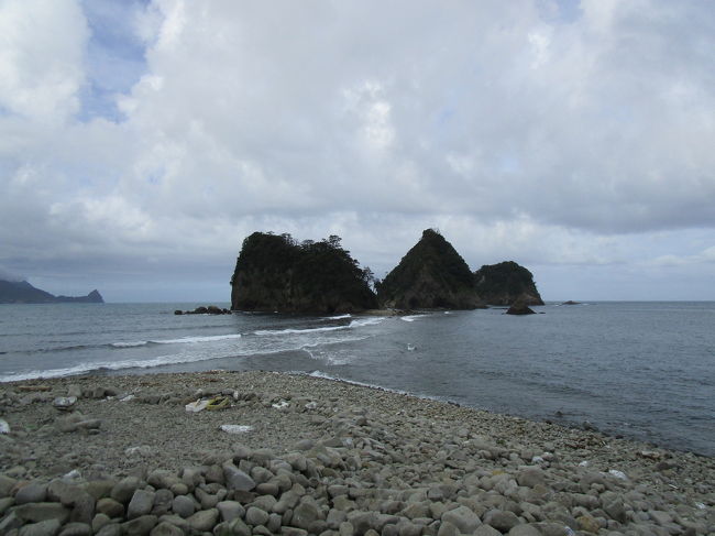 西伊豆の堂ヶ島へ家族旅行にいました。<br />ホテルは堂ヶ島アクーユ三四郎。<br />私達の両親、家族とで7名なので大部屋にしました。和室二部屋と2ベッド置かれたリビングで広さは十分でした。<br />トンボロ現象は見られない日程で、せめて夕日でも見たかったですが、天気があいにくで見られず残念。ですが、みんなで旅行できて良かったです。