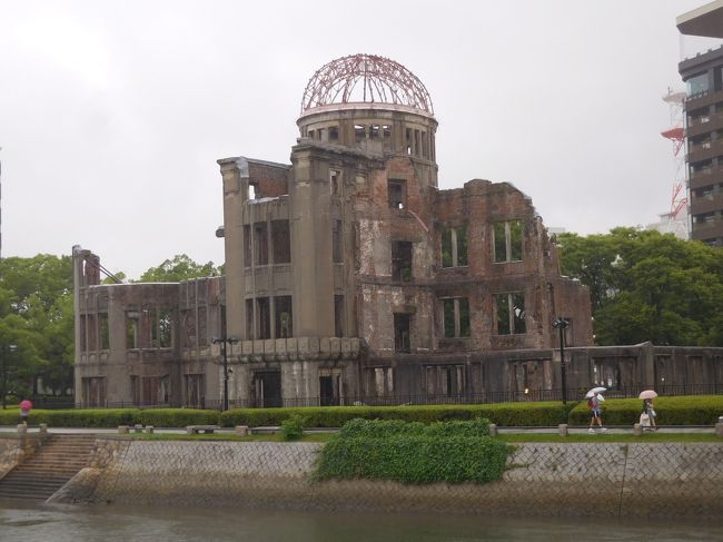 JALのマイレージが貯まってきたので、それを利用して広島旅行に行ってきました。<br />自然観光、珍スポット観光、廃墟観光、世界遺産観光など、盛りだくさんの旅になりました。<br />その④は 宮島~広島まで。<br />最終日は土砂降りの雨の中で原爆ドームなどの観光となりました。私たちが帰った次の日からは広島県を含む西日本全体に記録的な豪雨が降り、たくさんの被害が発生しました。