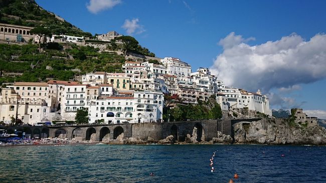 イタリア2日目はアマルフィ方面に到着しました。<br /><br />ラヴェッロに2泊します。ラヴェッロを散策した後はアマルフィへドライブがてら向かいます。<br /><br />運転は普段から安全運転の夫です。<br />というかいつも夫です。