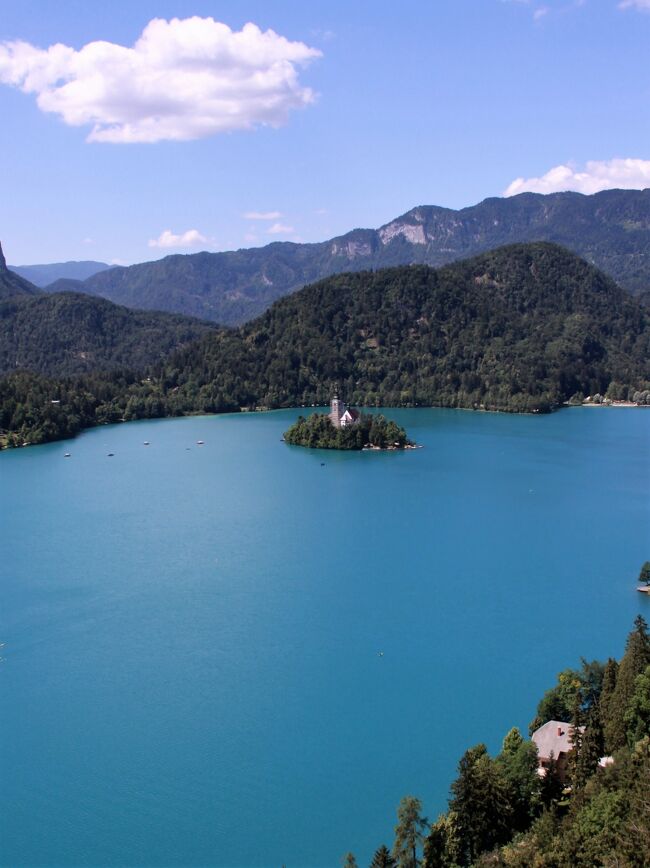 ■連続休暇を利用しスロベニア、クロアチア、ボスニアヘルツェゴビナの三国に行って来ました。<br />旅行中は天候にも恵まれ各地の絶景を堪能、素晴らしい旅となりました。<br />今回のメインは、アルプスの瞳とも称される美しい湖「ブレッド湖」、アドリア海の真珠と言われる「ドブロブニク」、それぞれの絶景を写真に納めることです。<br />ツアー参加での時間制約ある中、自分なりに何とか目標を達成することができました。<br />■ 旅の始まりはブレッド観光、中でもブレッド湖はスロベニアを代表する観光地で、氷河により出来た湖で有名です。<br />早朝、静寂な湖畔を散策したり、ホテルのテラスから鏡のような湖面を眺めたり、ゆっくり流れる時間を過ごしました。ゆったり２連泊ゆえの贅沢なひとときでした。<br />翌日はブレッド城見学、中庭からの眺望は最高、思わず息をのむ美しさ、憧れの美しい湖を心置きなく楽しむことができました。<br /><br />_/_/_/　スロベニア・クロアチア・ボスニアヘルツェゴビナ　旅程　_/_/_/<br />     2018年<br />□ 　6/18 　自宅 ⇒ 中部国際空港発（フィンランド航空 AY80便）⇒ ヘルシンキ経由（フィンランド航空 AY1201便) ⇒ リュブリアナ（リュブリアナ空港)着 ⇒ ブレッド泊<br />■  　6/19　ブレッド湖観光 ⇒ ポストイナ鍾乳洞観光 ⇒ ブレッド泊<br />□ 　6/20　ラストケ村散策 ⇒ プリトゥヴィツェ湖群国立公園観光 ⇒ プリトゥヴィツェ湖群国立公園泊<br />□ 　6/21　プリトゥヴィツェ湖群国立公園観光 ⇒ シベニク観光 ⇒ スプリト泊<br />□ 　6/22　スプリト観光 ⇒ トロギール観光 ⇒ スプリト泊<br />□ 　6/23　モスタル観光 ⇒ ドブロブニク泊<br />□ 　6/24　ドブロブニク観光 ⇒ ドブロブニク泊<br />□ 　6/25　ドブロブニク空港発（フィンランド航空AY1832便）⇒  ヘルシンキ経由（フィンランド航空AY79便) ⇒ 機中泊 <br />□ 　6/26　⇒ 中部国際空港着 ⇒ 自宅<br /><br /><br /><br /><br /><br /><br />
