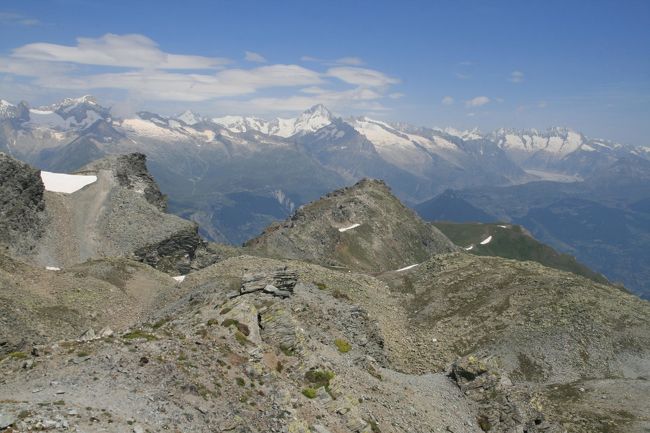 シンプロン峠からビシュティーネ峠(2417m)とナンツリッケ(2602m)を経由してシュピッツホルン(2729m)に登ります。山頂は360度のパノラマです。