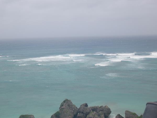 ７月１０日１６日時。台風８号は沖縄本島の南を通過して先島諸島を暴風域に巻き込み宮古島に近付いています。<br />沖縄本島読谷村のリゾートホテルから台風８号の現況をお伝えします。<br />