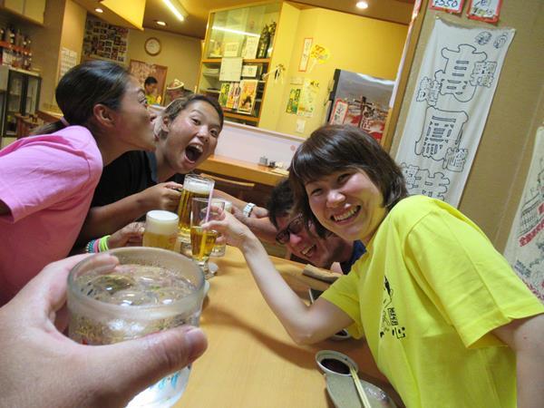 沖縄旅行の2日目夜は1年ぶりに再会して一緒にダイビングに行った海友さんと一緒に地元の居酒屋一心でおいしい沖縄料理やおいしいお酒と共に楽しい時間を過ごします。たまたま1年前に同じ海で潜った素敵なご縁を頂いたことに感謝です。<br />旅先で同じ趣味を持つ方と出会う醍醐味です。<br />
