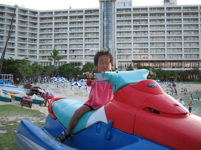 初めての沖縄旅行。<br />7才、5才、3才を連れての家族旅行。<br /><br />当時はレンタカーで知らない土地を運転するというのが怖くて、シャトルバスを利用。<br />(この後の沖縄旅行では、レンタカーを利用し、現在ではすっかり慣れてしまいました)<br /><br />この旅行ではプール＆ビーチ好きの子どもたちと夫婦なので、ホテルにずっと滞在していました。<br /><br />暑い中の観光は大変だし、あまり興味もないし・・・。<br />(この後の沖縄旅行でも、若干の観光はしていますが、ほとんどシュノーケリング三昧で、美ら海水族館も行っておりません・・・。)<br /><br />今思えば、ちょっともったいなかったかもしれません・・・。<br />でも、3才連れは、あまり観光もね・・・・。<br /><br />まぁ、とにかくゆっくり過ごすことはできました。<br /><br />【宿泊：ルネッサンスリゾート沖縄】<br />