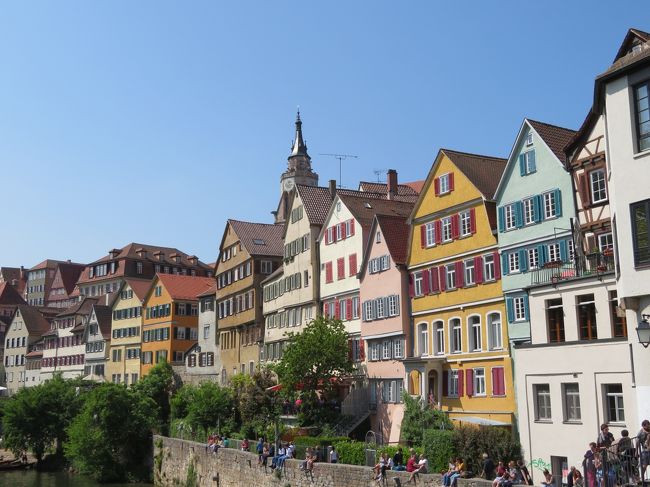 2018年5月5日(土)Tubingen テュービンゲン ♪前々から気になっていた街、Tubingen テュービンゲン 。ようやく足を運ぶことが出来ました。駅を背にヨーロッパ通りを右へすぐにカール通りがあるのでそこを左へ♪てくてくして行くと右手にインフォメーション(案内所)があります。ここに入るとTubingen テュービンゲン の御土産等が手に入ります。※今回、ドイツ語受講で一緒だったSからのミッションがあり、Tubingen テュービンゲン のカレンダーをゲット♪ネツカー側沿いにはパステルカラーや木組みの建物が建ち並んでいてとても可愛らしいです。※エバーハルツ橋から見る風景がとても素敵なのでゼヒ!ガイドブックとかの表紙になっているスポットです♪ネッカー川では船で遊覧出来るようになっているみたいです。時間があれば乗りたかったです。次回のミッションにしたいと思います。<移動方法>本当は Herrenberg に行ってから Tubingen に行く予定だったのですが、シュットガルト駅で乗り継ぎが悪く、急遽 Tubingen を先に行く事にしました。本来、Mainz から Tubingenまでは2時間半ぐらいなのですが、列車の遅れなどがあり、3時間ぐらいかかりました。