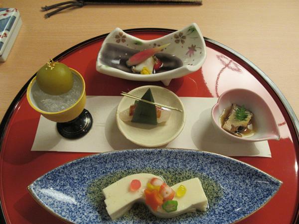 旅の3日目のディナーはホテル日航アリビラのレストラン、日本料理・琉球料理「佐和」で七夕会席を頂きます。<br />天の川に見立てたお料理や笹の葉と短冊をしつらえたお造りなどなど、目で楽しみ舌で味わいます。<br />どんなお願いをしようかな?<br />