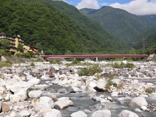 　駒ヶ根市と、私たちの磐田市は友好都市の関係です。<br />　駒ヶ根に伝わる早太郎伝説と、磐田の悉平太郎（しっぺいたろう）伝説に登場する霊犬が、同じ主役だと考えられ、その縁で友好都市となっているのです。<br />　今回のメインは、その光善寺を訪ねることで、いよいよ駒ヶ根市に入ることとなるが、<br />　まずは光善寺の近くにある「こまくさの湯」と「こまくさ橋」に立ち寄ってみます。