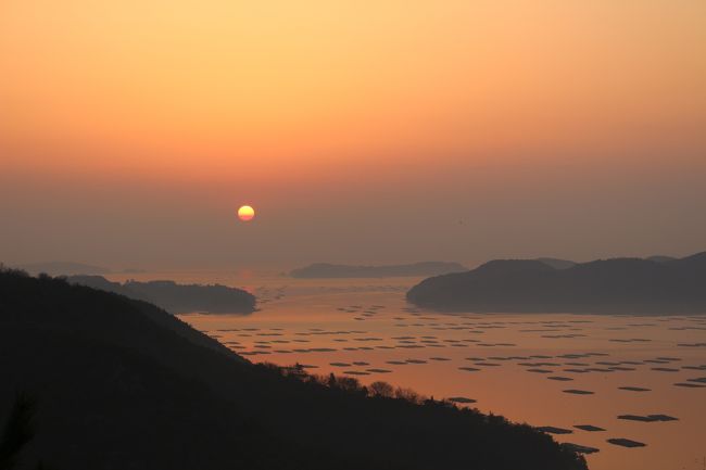 前年の伊勢志摩の英虞湾の夕日がすばらしかったので、同じような場所はないかなと思っていた所、4traの方の旅行記で、気になる景色を発見しました。<br />調べてみると、岡山の虫明湾の朝日のようで、今回ここをメインに訪問してみました。<br />以下、地元のHPの案内より<br />虫明迫門の曙虫明地区は“あけぼのの里”と呼ばれ，特に二百十日(立春から数えて201日目、9月1日前後）の虫明漁港東方海上から昇る日の出は美しい。<br />平安時代の平清盛の父、平忠盛の歌に<br />「虫明の迫門の曙見る折ぞ都のことも忘られにけり」と歌われています。<br />平成18年3月には日本の朝日百選に認定されました。 