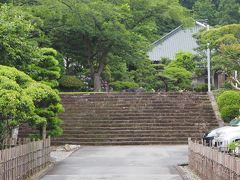 大長寺　鎌倉街歩き　徳川家康公訪問の折、お駕篭が通れるように作られたと言う長い幅の階段!!