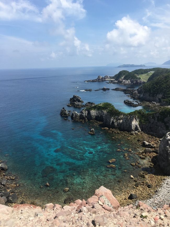 東京都でありながら自然がいっぱいの伊豆諸島。海遊びを目的に、夏休みに式根島へ行ってきました！<br /><br />竹芝桟橋から高速ジェット船で約３時間。ちょっと浮いて走るジェットは波の影響を受けにくく、快適に式根島に到着！<br /><br />そこにあったのはお魚いっぱいの透き通る海と満点の星空、天然温泉、そしてのんびりゆる～い田舎町でした(^^)<br /><br />ジェット船なら時間もかからないし沖縄行くより安い！二泊三日で大満足なので、三連休でも手軽に来れそう。というわけで、伊豆七島制覇したくなりました！<br /><br />☆旅行記中の式根島のスポット☆<br />&#9726;️海水浴<br />中の浦海水浴場  <br />・お魚がいっぱい→シュノーケリング◎<br />・夏は海の家あり(今年は7/12から)<br />泊海水浴場  <br />・湾が見下ろせる絶景フォトスポット！<br />・夏は海の家あり(今年は7/12から)<br />石白川海水浴場<br />・満潮時は砂浜&amp;適度な波あり<br />・商店エリアに近くて便利<br /><br />&#9726;️星空観察<br />南側は白石川海水浴場、北側は大浦海水浴場へ行きました。道路からのアクセスがよくて、子連れでも夜道が歩きやすかったです。<br /><br />&#9726;️神引展望台<br />とにかく絶景！絶対に行くべし！！<br /><br />&#9726;️温泉<br />地鉈温泉<br />・駐輪場から狭い階段を歩くけど秘境の地にあるワクワク感あり！！天然温泉で、ちょうどいい温度のところを探して入るのがまた楽しい！<br />松が下雅湯<br />・綺麗に整備された温泉。<br />・シャワーと脱衣所あり。<br />温泉憩いの家<br />・村営温泉<br />・最終日の海の後にサッパリするのに◎<br />・アメニティは石鹸のみ<br /><br />&#9726;️移動手段<br />電動自転車がオススメ！<br />  島内は坂道だらけというか、ほとんど坂道しかないので、電動じゃないと絶対ムリー！！よほどの自信がない限り男性でも電動をオススメします。バスなどの移動手段はないので、自転車はとっても便利(^^)島に着いたらまずは自転車レンタルへＧＯ！<br />※連泊可能かは店によるようです。<br /><br />&#9726;️食事<br />ファミリーストアみやとら お弁当、たたき丸<br />池村商店 揚げパン、コッペパンソフト、お弁当<br />レストランこころ 美味しいイタリアン<br />サンバレー ネギとりラーメン<br />レストラン大師 岩のりチャーハン<br />島カフェ963 明日葉ガパオライス<br /><br />&#9726;️宿泊先<br />貸別荘アーリーバード<br /><br />☆旅の手配☆<br />今回はトラベルロードで船と宿のセットを予約しました。東海汽船でも色んな島ツアーやオプショナルツアーが出ているようです。<br />個人手配する場合は、補助制度の「しまぽ」を使うとお得になるはず！<br /><br />式根島観光協会のホームページは情報が充実しています！地図やパンフもダウンロードできるので、行かれる方は参考にするとよいと思います(^^)