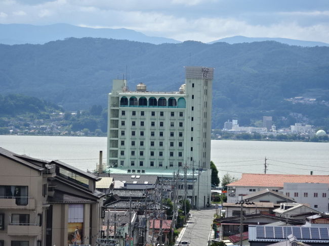 諏訪レイクサイドホテル、6度目の利用です。<br />なぜリピータになったのか。<br />・スタッフがたいへん温かい、諏訪の親戚の家に来た感じになる<br />・火山性の温泉が素晴らしい、源泉かけ流しで硫黄の匂いもする<br />・バイキングがたいへんおいしい、諏訪湖を展望するレストランでいただける<br />2015年に初めて利用し、毎年、利用しています。<br />今回も大満足の2泊3日でした。<br />表紙は高島城から見た諏訪レイクサイドホテルです。<br />高島城観光は後続の旅行記でご紹介します。<br /><br />参考:過去の滞在記<br />映画いま、会いにゆきますロケ地巡り<br />http://4travel.jp/travelogue/11054401<br />映画いま、会いにゆきますの聖地、明野ひまわり畑、付録ハイジの村<br />http://4travel.jp/travelogue/11267884<br />最初の諏訪レイクサイドホテル滞在記<br />http://4travel.jp/travelogue/11055194<br />2度目の諏訪レイクサイドホテル滞在記<br />http://4travel.jp/travelogue/11150448<br />3度目の諏訪レイクサイドホテル滞在記<br />http://4travel.jp/travelogue/11169454<br />4度目の諏訪レイクサイドホテル滞在記<br />http://4travel.jp/travelogue/11259385<br />5度目の諏訪レイクサイドホテル滞在記<br />https://4travel.jp/travelogue/11276693<br />