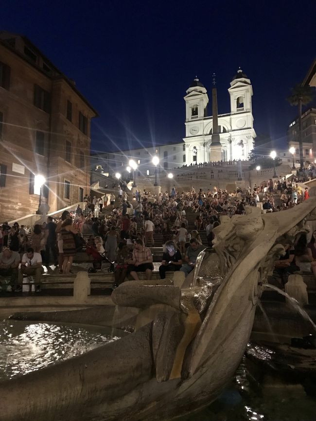 ２０１８年の夏休みはパリ、ロンドン、ローマ、フィレンツェを巡る１０日間の旅。<br /><br />折り返しを過ぎ、残る行程も少なくなって来ました。<br /><br />さて、本日はローマのメインどころを観光します。<br /><br />２日前、ローマに到着した夜に調べていて見つけたオムニア・ローマパス。<br /><br />オムニアカードはヴァチカン市国のサン・ピエトロ大聖堂＆ヴァチカン美術館に優先入場出来たり、コロッセオやフォロ・ロマーノに無料で入れたり、割引なども受けられるスグレモノ。<br /><br />乗り降り自由のホップオン・ホップオフバスにも３日間乗り放題。<br /><br />さらには地下鉄やバスなどの公共交通機関が乗り放題になるローマパスもセットになっています。<br /><br />日本語のクチコミや紹介記事が少なく、お値段も１１３ユーロ（約１５０００円）とかなりの金額で購入を迷いましたが、観光時間が限られているので『Time is Money』と思い切りました。<br /><br />詳細は別旅行記にまとめる予定ですが、今日はそのオムニア・ローマパスを使ってお出かけです☆<br />（《別冊》オムニア・ローマパスはコチラ→https://4travel.jp/travelogue/11455437）<br /><br /><br />【おおまかな行程】<br />７／３（火）関空ーパリ　パリ泊<br />７／４（水）バカラミュージアム　パリ泊<br />７／５（木）ロンドン日帰り 「オペラ座の怪人」鑑賞　パリ泊のはずが…<br />７／６（金）パリーローマ　ローマ泊<br />７／７（土）フィレンツェ日帰り ウフィツィ美術館、グッチガーデン、ヴェッキオ宮　ローマ泊<br />★７／８（日）コロッセオ、フォロ・ロマーノ、トレヴィの泉　ローマ泊<br />７／９（月）　ヴァチカン市国　ローマ泊<br />７／１０（火）ローマーパリ お土産ショッピング　CDG泊<br />７／１１（水）パリー<br />７／１２（木）ー関空 反省会<br /><br /><br />※１ユーロ１３３円で計算しています（カード請求時）