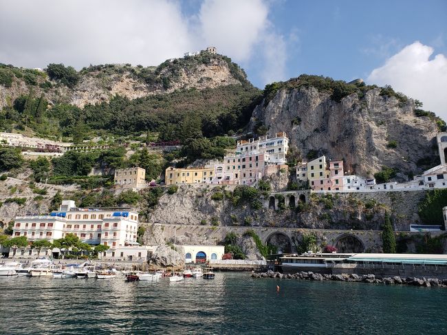 今年の夏旅は南イタリアを女子二人で。<br />個人旅行は移動が大変。でもいろんな旅行記に助けられながらなんとか移動できました。<br />7/7 関空→ローマ→バーリ<br />7 /8バーリ→マテーラ(マテーラ泊)<br />7/9マテーラ→アルベルベッロ(アルベルベッロ)<br />7/10アルベルベッロ→サレルノ<br />7/10~15までアマルフィ近郊ウロウロ<br />7/16帰国