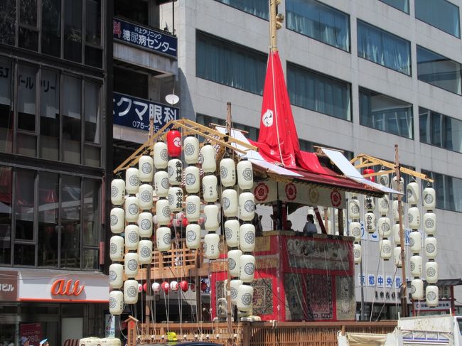 7月1日から、31日まで行われる、京都の祇園祭。<br />その中でも、最も盛り上がる時期が14日から16日です。<br />夕方からは、四条通りも歩行者天国になり、より人出で賑わいを見せます。<br />あいにく昼間に行ったのですが、この日の京都の最高気温は、なんと38.5度の猛暑になりました。<br />1週間ほど前には、豪雨で京都も被害があり、一転しての気温です。<br />その暑さのせいで、一部を除いてはそんなに混雑はしていない様子です。<br />おそらくは、夕方から繰り出す方が多いと思います。<br /><br />祇園祭　http://www.kyokanko.or.jp/gion/index.html<br /><br />京都市観光協会　http://www.kyokanko.or.jp/taxi/taxi_0018.phtml