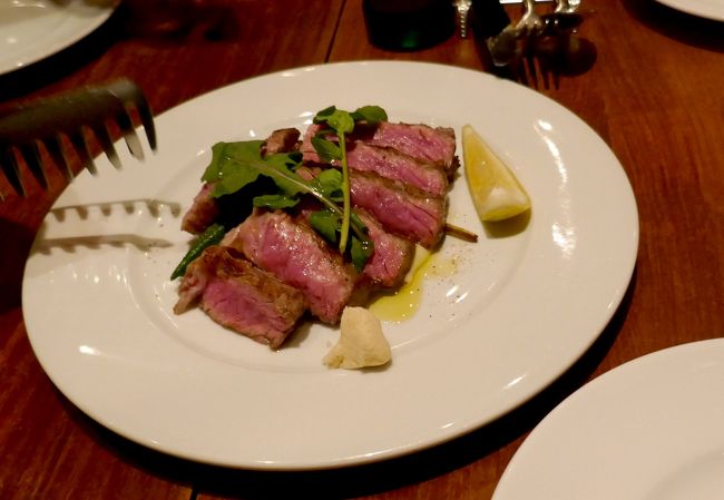 仕事が終わった後，トラットリア フェデリコで懇親会．肉料理が中心だったが，肉のおいしさが引き立つ料理．ちょっと肉料理ばかりで閉口したが，サマートリュフのタヤリンは非常においしかった．今度個人で来た時にも使っていい店だね．<br />翌日は大雨！ひどい雨でどうしようかと思ってしまう．まず熊本駅前へ市電で向かう．白川口のビルは大改装で閉店し工事中．肥後よかモン広場でお土産を物色．たくさんの店とレストランがあり十分使える場所だ．さあどうしようかと思ったが，どうしても昨日飛行機から見た水前寺江津湖公園に行ってみたくなり，大雨の中行ってみた．晴れていたらきれいだよね．1300に友人に会い，和食仲むら本店でランチ懐石料理を食べる．これで2回目だが，まあまあの懐石だ．おしゃべりするにはとてもいい場所だ．そのあと友人の関連職場を見学して，1720のＮＨ３２１便で帰京した．大雨の一日だった．しかし前日晴れた中再度熊本城の復興を見学できたのは収穫だった．<br />