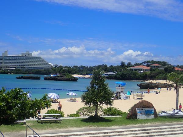 恩名村の万座海浜公園ナビービーチはまさに夏リゾートの青空と青い海が広がっていました。<br />海の見える食堂「亀ぬ浜」でランチはボリュームたっぷりのサイコロステーキ!<br />午後は万座のひとやすみ「なかゆくい」でダイビング。<br />読谷村への帰り道は国道58号線沿いのある「おんなのえき なかゆくい市場」に寄っておいしい”もぐもぐタイム”。<br />