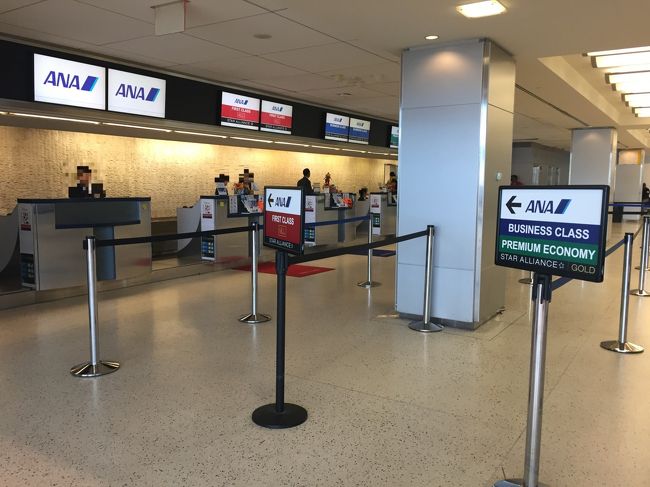 大好きなニューヨークもあっという間に帰国日を迎えました。<br />（2018年も恒例のNYへ。旅行記作成が詰まっています・・・焦）<br />ブルックリンからJFK国際空港に向かいます。<br /><br />帰りもANAのビジネスクラスを利用するので、<br />JFK国際空港ターミナル7のビジネスクラスのチェックインカウンターで<br />スーツケースを預け、JFK国際空港ターミナル7にあるショップや免税店で<br />ショッピングをした後、ANA便利用の際に入れるラウンジへ。<br /><br />◇ ブリティッシュ・エアウェイズの航空会社ラウンジ<br />『British Airways Galleries Lounge』<br /><br />『ブリティッシュ・エアウェイズ ギャラリーズラウンジ』と書きたい<br />ところですが、ANAのホームページに『ブリティッシュ・エアウェイズ<br />ギャラリラウンジ』と記載されているので、そのように統一していきますね。<br /><br />JFK国際空港ターミナル7を使用していたユナイテッド航空は、<br />2015年10月24日をもってJFK国際空港における全てのサービスを<br />終了したことから、ユナイテッド航空の航空会社ラウンジである<br />『United Club（ユナイテッドクラブ）』も無くなってしまいました・・・ ＼(&gt;_&lt;)／<br /><br />◇ 2018年4月30日、アラスカ航空の航空会社ラウンジ『Alaska Lounge<br />（アラスカラウンジ）』がオープン！<br /><br />プライオリティパスでも入ることができるラウンジです。<br />場所はニューヨーク・JFK国際空港ターミナル7のセキュリティチェックの<br />上に位置するMezzanine Level（中2階）になります。<br /><br />JFK国際空港ー羽田空港間のANAビジネスクラス<br />（ボーイング777-300ER）の機内サービスなどをご紹介します。
