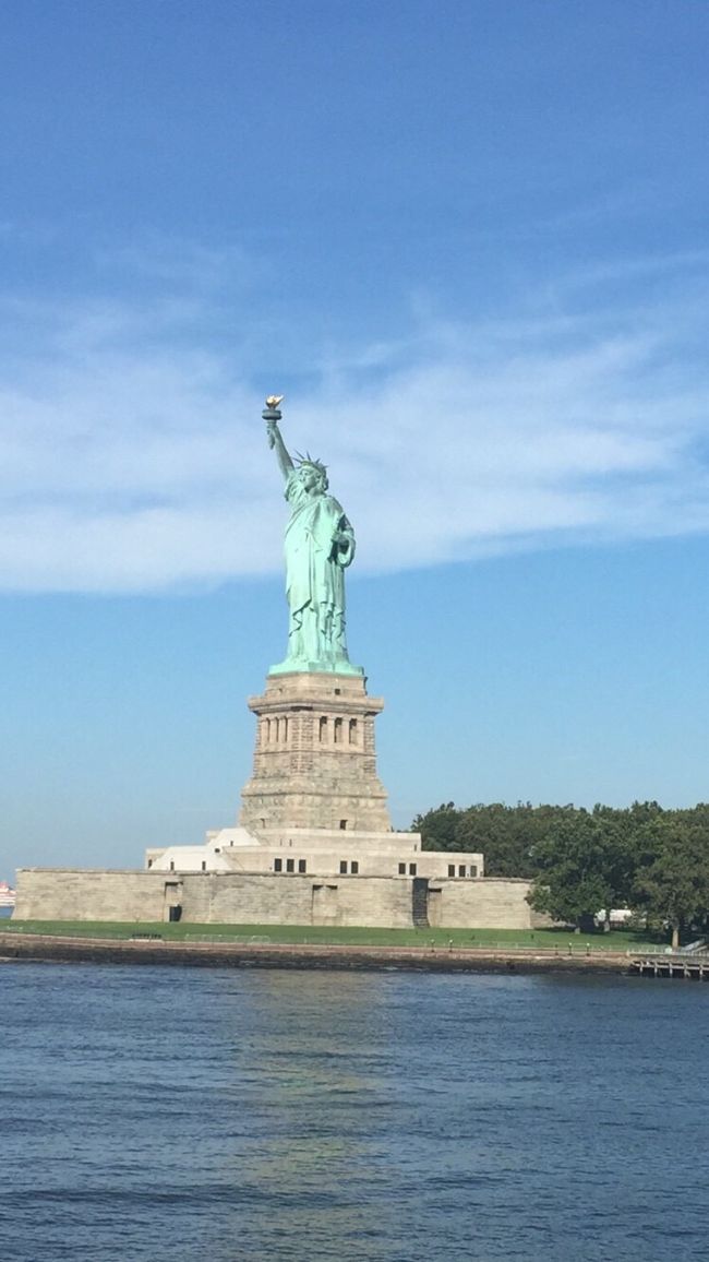 2016年8月11日から8月17日の5泊7日で<br />アメリカのニューヨークに家族で行ってきました。<br /> <br />ここでは5日目の事を書いていきます。<br /><br />【概要】<br />バッテリー・パークの船着き場へ<br />↓<br />自由の女神<br />↓<br />ニューヨーク近代美術館<br />↓<br />サラベスで昼食<br />↓<br />マディソン・スクエアへ<br />↓<br />ホテルの近くで夕食