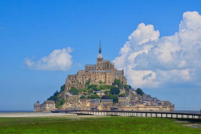 以前から一度行ってみたかった、フランスの絶景「モンサンミッシェル」。<br />今年の冬にお得な航空券を探していたら、たまたまアシアナ航空が５万円（諸税別）でヨーロッパ路線を販売していることを発見！<br />これはチャンス！ということで、モンサンミッシェル目的のフランス旅行を決断！<br /><br />日程的には、いささか弾丸の３泊５日ではあったけど、<br />モンサンミッシェルでは対岸に１泊し、昼間はもちろん夕暮れや早朝の幻想的な景色も堪能することができました。