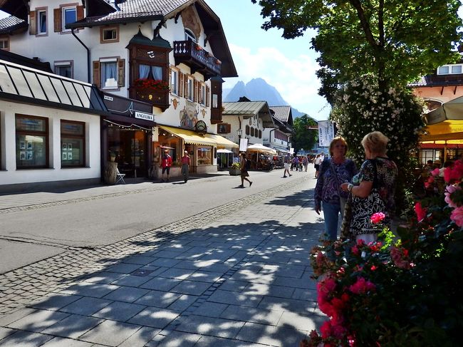 <br /><br />見どころが豊富なエリアでの2泊3日の旅。<br /><br /><br />チロル地方(ティロール 独:Tirol)のドイツ側、とも言えそうなガーミッシュで歩いた街並みと、初日に泊まったホテルのレポート的旅行記を作ってみました。<br /><br /><br />7月2日はサッカーのオリンピック的イベント、4年に一度のワールドカップ準決勝ど真ん中の放送日にあたります。<br /><br /><br />前回の優勝チームはドイツ。<br /><br />ドイツは早々と敗退していたので、街が大混乱する騒ぎにならず良かったのか、それとも面白いものを見逃したか、という感じでした。<br /><br /><br /><br />