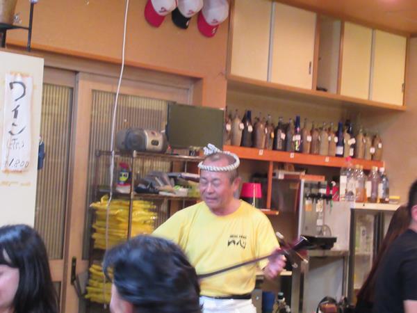 旅の4日目の夜は読谷村の居酒屋一心に再び集結してみんなでおいしく楽しく過ごします。<br />途中から大将がノッテ来て三線ライブを披露。「いーやぁーさーさー」の掛け声で大盛り上がりしてくるとお客さんも歌い出し、挙句の果てに地元客らしい人が三線片手に沖縄の歌を名調子で!<br />沖縄独特の腕を使った踊りカチャーシーで私も参加していたら、向こうから他のお客さんが近付いてきてカチャーシーで応じてくれました。<br />なんとも楽しい沖縄らしい夜を満喫です。<br />