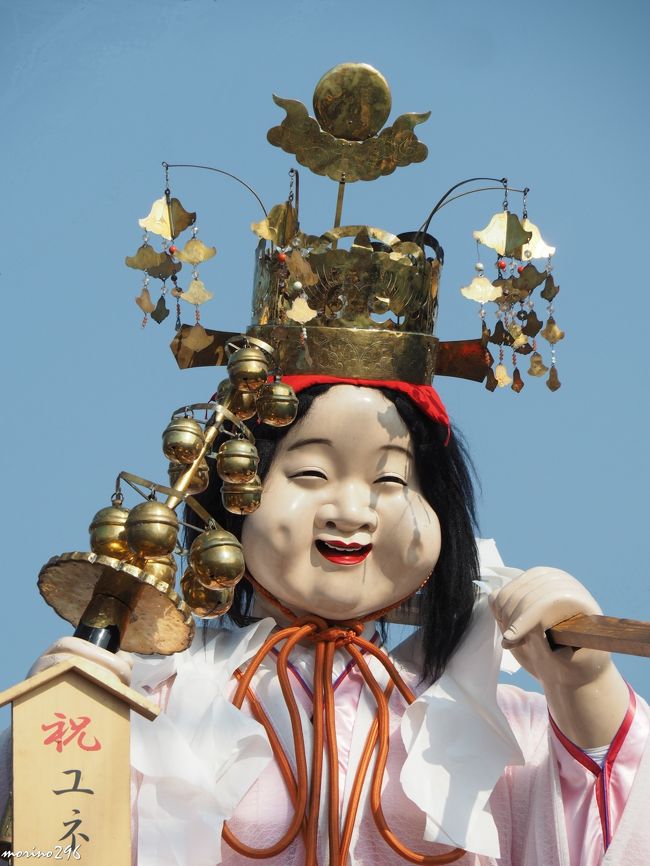 猛暑の中、先輩Iさんと4年ぶりに佐原の大祭・夏祭りに出掛けました。<br />熱中症に対する厳重な注意が必要とされる中、3日間、お祭りをされている地元の皆さんは、さぞかし大変だったと思います。<br /><br />佐原の大祭は、7月10日以降の金・土・日曜日に行われる八坂神社祇園祭と10月第2土曜日を中日とする3日間に行われる諏訪神社秋祭りの2つのお祭りの総称で、国指定重要無形民俗文化財に指定されており、2年前にユネスコ無形文化遺産にも登録されました。<br /><br />上部に大人形、周囲に豪華な彫刻が飾り付けられた、総欅造りの山車が佐原囃子の音とともに歴史的町並みの中を曳き廻されます。<br />この祭りの起源は資料がなく詳細不明ですが、佐原は江戸時代中期から利根川舟運により繁栄し、その財力を背景に祭文化が発展し、また江戸との深い経済・文化の交流から江戸の山王祭や神田祭を意識し「江戸より優った山車祭り」の実現を目標に形成され、約300年にわたりその伝統が今に引き継がれています。(パンフレットより)