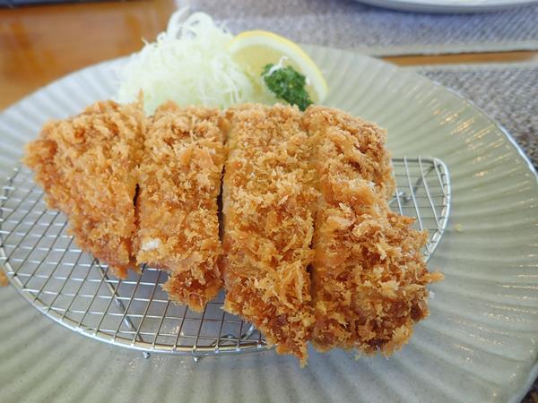 台風8号が迫っていた7月9日。嵐の前の静けさの中、真栄田岬でダイビング。少しづつうねりが入っているもののまずまずの海況。ランチは読谷村のおきなわポークビレッジ。この7月から旧「がんじゅうファーム」から名称変更したばかりの直営牧場の紅豚がおいしいレストランで肉厚でジューシーな紅豚のロースカツを頂きます。<br />