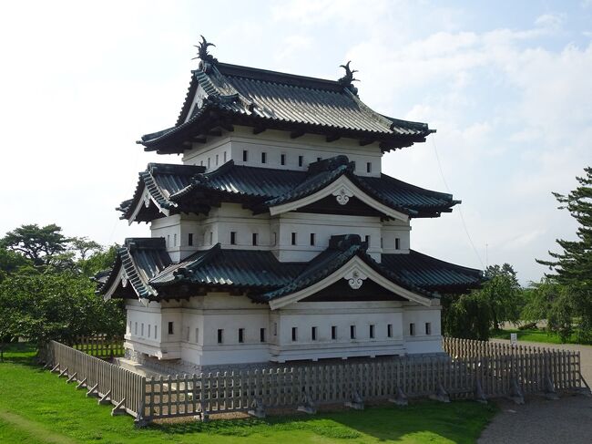 ２０１８年の海の日の３連休は、北の山の森へ。生まれて初めての青森県観光です。<br />２００９年に一度旅行を計画するも、海外へ行くことにしたために見送り。それ以来、ここに来るのは念願でした。<br /><br />観光のメインは、奥入瀬渓流と酸ヶ湯温泉。それを核に、周辺エリアも旅してみました。<br /><br />◎１日目　黒石＆弘前<br />　まさかのゴーアラウンドがありましたが、無事に着陸。その後、宿泊先に向かいがてら、黒石と弘前に立ち寄りましました。黒石では名物の汁焼きそばを食べ、弘前では工事中の弘前城、そしてホテルへ向かう途中、田んぼアートを楽しみました。<br /><br /><br />２日目　奥入瀬渓流、十和田湖、酸ヶ湯温泉<br />　旅の最大の目的である奥入瀬渓流を観光。水の流れが観光の中心と思っていましたが、それ以上に深い緑の木々に囲まれていることが感動的でした。非常にいい景色のところをハイキングできました。<br />　観光終了後は名湯・酸ヶ湯温泉で疲れを取りました。<br /><br />　<br />３日目　八甲田ゴードライン、蔦温泉<br />　朝から八甲田ロープウェイに乗り観光。八甲田ゴードラインを観光してロープウェイに戻ったら、強風でロープウェイが運休。下山だけはできましたが、早目に行って良かったです。その後、奥入瀬・焼山で寄りたかったお店で昼食を食べた後、蔦温泉でゆっくりして、旅は終了。青森空港から帰阪しました。