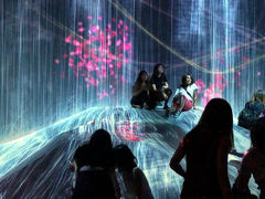 「チームラボミュージアム」の幻想的デジタルアート世界に遊ぶ