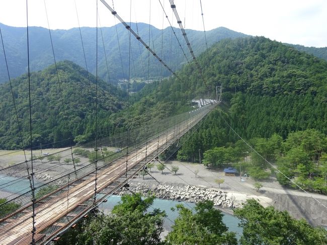 日本一の走行距離（全長約167km,166の停留所）の路線バスに乗ってきました。全区間乗ると約６時間２０分ですが、途中の川湯温泉で降りてしまったので乗り通す事はできませんでしたが、それでも約５時間２０分位は乗っていました。途中3回１０分～２０分位の休憩があるのでトイレの心配はありませんでした。車窓の風景を見ながら乗っていると時間の長さを感じませんでした。<br />そして今年の5湯目になる川湯温泉。川湯温泉は川と緑の山々に囲まれた大自然の中にあって、川原を掘ると熱い湯が湧き出すという全国でも珍しい温泉です。