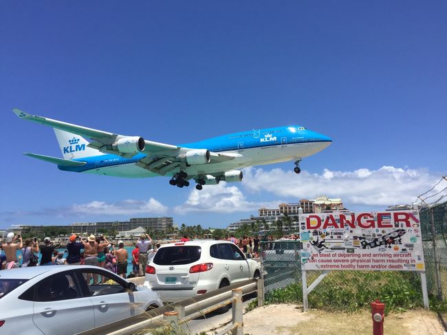 飛行機大好きな我が家、そして、飛行機大好きな友人家族と有名なマホビーチへ行ってきました。<br /><br />飛行機があまりにも近いので、最初は凄く緊張しました。<br /><br />ジェット噴射で飛ばされる人を見た時は、びっくりしました。近くにいないでよかったです。<br /><br />飛行機も魅力的でしたが、海の透明度も素晴らしかったです。