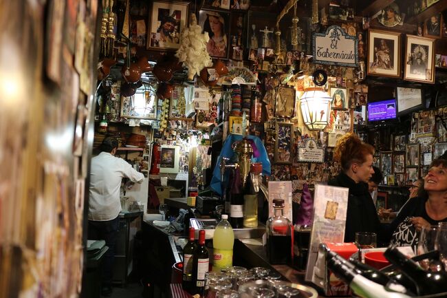 かつてはイベリア半島最後の<br />イスラム王朝ナスル朝グラナダ王国の首都だったグラナダ。<br />ヨーロッパですが、異国情緒漂うグラナダ。<br />今夜はバル巡り。グラナダに乾杯です!<br /><br /> グラナダ ★ 6/06(水)コルドバ → グラナダ<br /><br />日程<br />5/30(水)ポートランド → サンフランシスコ → ニューアーク<br />5/31(木)リスボン → エボラ → エストレノモス<br />6/01(金)エストレモス → メリダ → トリヒーリョ → カセレス<br />6/02(土)カセレス近郊 → アビラ → セコビア<br />6/03(日)セコビア → トレド → コンスエグロ → アルマグロ<br />6/04(月)アルマグロ → ウベダ → バエサ → ハエン<br />6/05(火)ハエン → コルドバ<br />6/06(水)コルドバ → グラナダ<br />6/07(木)グラナダ<br />6/08(金)グラナダ → サロブレーニャ → ネルハ → フリヒリアナ<br />6/09(土)フリヒリアナ → マラガ → ロンダ<br />6/10(日)ロンダ → セテニル → カルモナ → セビーリャ<br />6/11(月)セビーリャ<br />6/12(火)セビーリャ → タヴィラ → ファーロ → ラゴス<br />6/13(水)ラゴス → サグレス → アルブフェイラ → リスボン近郊<br />6/14(木)リスボン → ロンドン → サンフランシスコ →ポートランド自宅